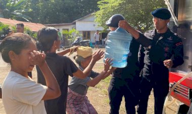 Polri-untuk-Masyarakat:-Polda-NTT-Distribusikan-Air-Bersih-ke-Posko-Pengungsian-Erupsi-Gunung-Lewotobi