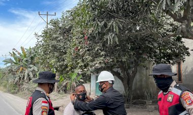 *Polri-untuk-Masyarakat:-Hadir-Humanis-di-Tengah-Bencana-Erupsi-Lewotobi-Laki-Laki*