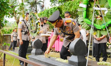 Jelang-Hari-Bhayangkara,-Kapolri-Ziarah-ke-Makam-BJ-Habibie-hingga-Hoegeng  