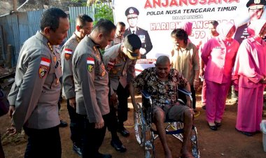 *Polri-Untuk-Masyarakat,-Kapolda-NTT-Irjen-Pol.-Rudi-Darmoko-Berikan-Bantuan-Kursi-Roda-Untuk-Anggota-yang-Derita-Penyakit-Menahun*