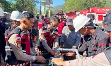 *Polda-NTT-Beri-Bantuan-Dinamo-Air-dan-Perbaiki-Sumur-Demi-Penuhi-Kebutuhan-Air-Bersih-Pengungsi-Posko-Konga*