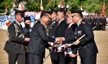 Kapolda-NTT-Berikan-Penghargaan-kepada-194-Personel-Berprestasi,-Dorong-Semangat-Dedikasi-dan-Inovasi*