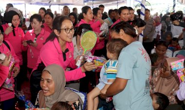 Ketua-Umum-Bhayangkari-Salurkan-5.000-Paket-Bansos,-Gelar-Bakti-Kesehatan-dan-Religi-di-NTT