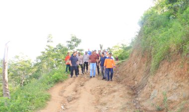 Wakapolda-NTT-Kunjungi-SMPN-48-Sa-Ate-Gaikiu,-Salurkan-Bantuan-bagi-Sekolah-Terdampak-Bencana