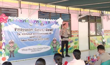 WAKA-POLRES-LEMBATA-HADIRI-DAN-BERIKAN-SAMBUTAN-PADA-PELEPASAN-SISWA-TK-KEMALA-BHAYANGKARI-LEWOLEBA.
