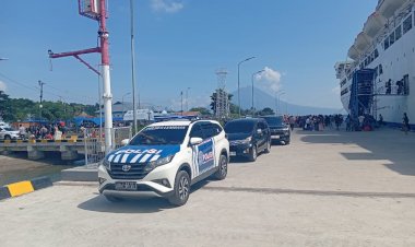 Polres-Lembata-Jemput-dan-Kawal-Kedatangan-Jemaah-Haji-Asal-Kabupaten-Lembata-di-Pelabuhan-Laut-Lewoleba.