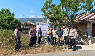 Polsek-Omesuri-Laksanakan-Pengamanan-Eksekusi-Lahan-Sengketa-Tanah-di-Desa-Balauring-Berjalan-Aman-dan-Kondusif.
