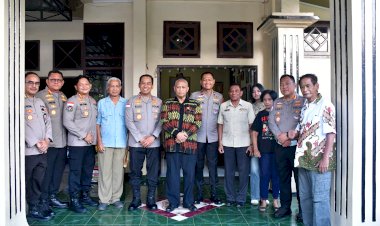 Momentum-HUT-Bhayangkara-ke-80,-Kapolda-NTT-Anjangsana-ke-Rumah-Sesepuh-Polri-Irjen-Pol.-(Purn.)-Jacky-Uly-Perkuat-Silaturahmi-dan-Jalin-Komunikasi-untuk-Kemajuan-Polda-NTT