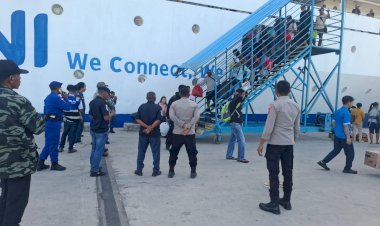 KP3-Polres-Lembata-Lakukan-Pengamanan-Kedatangan-KM-Tidar-di-Pelabuhan-Laut-Lewoleba.