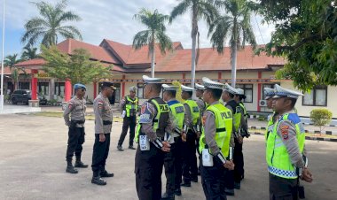 Waka-Polres-Lembata-Berikan-Arahan-dan-Lakukan-Pengecekan-Personel-Satlantas-Sebelum-Bertugas-di-Lapangan.