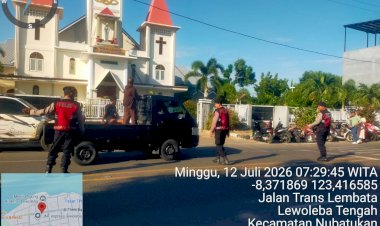 Kasat-Samapta-Polres-Lembata-Pimpin-Pengamanan-Misa-Minggu-di-Paroki-St.-Maria-Banneux-Lewoleba.