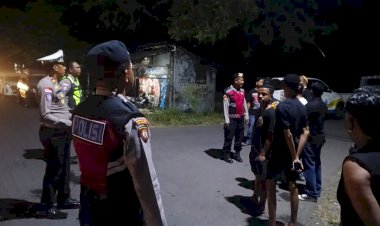 Kasat-Samapta-dan-Kasat-Lantas-Polres-Lembata-Berkolaborasi-Gelar-Patroli-Dialogis,-Hadirkan-Rasa-Aman-bagi-Masyarakat-Lewoleba.