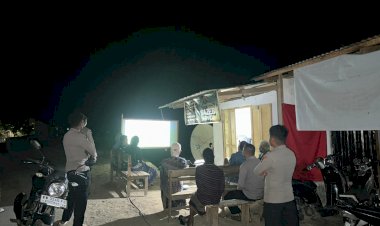 Nobar-Final-Piala-Dunia-2026,-Personel-Pospol-Wulandoni-Hadir-di-Tengah-Masyarakat.