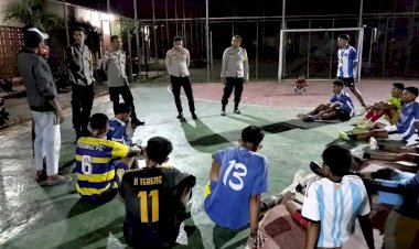 Patroli-Dialogis,-Anggota-Pospol-Lebatukan-Sambangi-Anak-Muda-Desa-Hadakewa-yang-Sedang-Berolahraga.