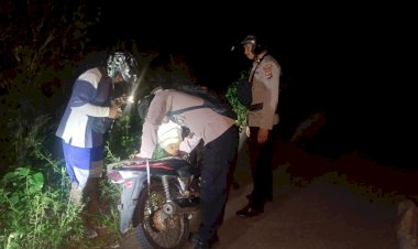 Wujud-Pengabdian-kepada-Masyarakat,-Kapospol-Atadei-Bersama-Anggota-Bantu-Warga-yang-Kendaraannya-Mengalami-Kerusakan.
