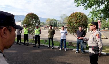 WAKAPOLRES-LEMBATA-LAKUKAN-PEMERIKSAAN-DAN-BERIKAN-ARAHAN-KEPADA-PERSONEL-PIKET-JAGA-SEBELUM-MELAKSANAKAN-TUGAS.