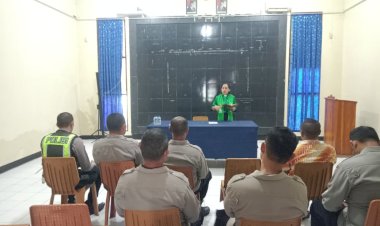 Sebagai-Wujud-Syukur-kepada-Tuhan-Yang-Maha-Esa,-Personel-Polres-Lembata-Laksanakan-Bimbingan-Rohani-Sebelum-Bertugas.