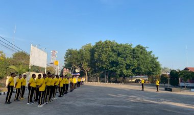 TINGKATKAN-KEBUGARAN-DAN-KESEHATAN-JASMANI,-ANGGOTA-POLRES-LEMBATA-LAKSANAKAN-APEL-PAGI-DAN-OLAHRAGA-BERSAMA.