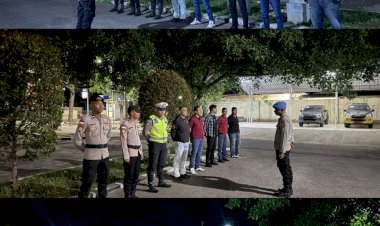 PASTIKAN-KESIAPSIAGAAN-PERSONEL,-KASI-PROPAM-POLRES-LEMBATA-CEK-ANGGOTA-PIKET-JAGA-PADA-MALAM-HARI.