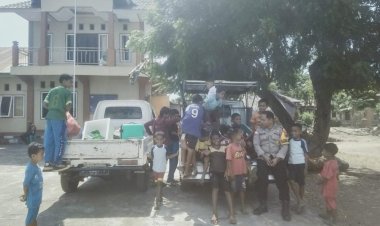 PATROLI-SAMBANG,-BHABINKAMTIBMAS-DESA-DULITUKAN-BERBINCANG-DENGAN-ANAK-ANAK-DAN-TANAMKAN-SEMANGAT-MERAIH-CITA-CITA.