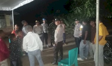 Sinergitas-Polri-dan-TNI-Jaga-Keamanan,-Polsek-Nagawutung-dan-Koramil-Loang-Patroli-Bersama-di-Acara-Syukuran-Pernikahan.