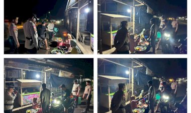 PASTIKAN-AKTIVITAS-MASYARAKAT-MALAM-HARI-TETAP-AMAN,-PIKET-FUNGSI-POLRES-LEMBATA-GELAR-PATROLI-DAN-SAMBANGI-PENJUAL-IKAN-SERTA-ANAK-MUDA-DI-JALAN-TRANS-WANGATOA.
