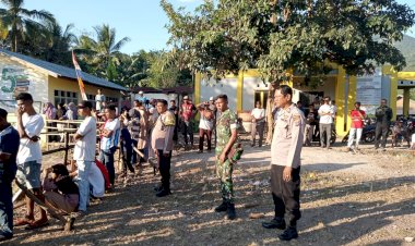 Polsek-Omesuri-Bersinergi-dengan-TNI-Amankan-Turnamen-Sepak-Bola-di-Desa-Hingalamengi,-Ciptakan-Rasa-Aman-bagi-Masyarakat.