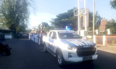 Sat-Lantas-Polres-Lembata-Kawal-Prosesi-Pengantaran-Jenazah-Pater-Nikolaus-Strawn,-SVD,-Arus-Lalu-Lintas-Tetap-Aman-dan-Lancar.