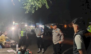 Patroli-Dialogis-Presisi-Polres-Lembata-Sambangi-Pedagang-dan-Anak-Muda,-Jaga-Kamtibmas-Tetap-Kondusif.