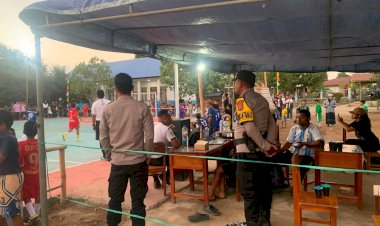 Bhabinkamtibmas-Polsek-Nubatukan-Laksanakan-Pengamanan-Turnamen-Futsal-Antar-SD-Se-Kabupaten-Lembata,-Ciptakan-Rasa-Aman-dan-Nyaman.