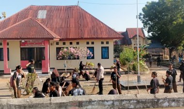Sambut-Hari-Pramuka,-Siswa-Siswi-SMA-Negeri-1-Nagawutung-Gelar-Bakti-Sosial-di-Polsek-Nagawutung.
