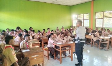 Bhabinkamtibmas-Desa-Wailolong-Bekali-Siswa-SMA-Balauring-dengan-Pengetahuan-Survival-di-Alam-Bebas.