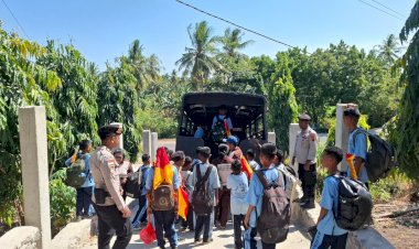 at-Samapta-Polres-Lembata-Kawal-dan-Antar-Siswa-SMP-Negeri-2-Nubatukan,-Pastikan-Kegiatan-Pramuka-Berjalan-Aman.