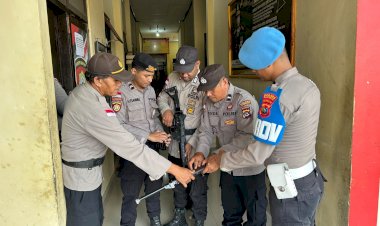 Piket-Propam-Polres-Lembata-Tingkatkan-Pengawasan,-Cek-Piket-Fungsi-dan-Senpi-Sebelum-Pelayanan-Masyarakat.