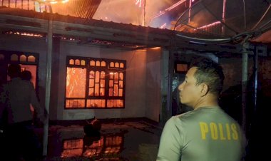 Kapolres-Lembata-Turun-Langsung-ke-Lokasi-Kebakaran-di-Rayuan-Kelapa,-Pastikan-Penanganan-Berjalan-Aman.