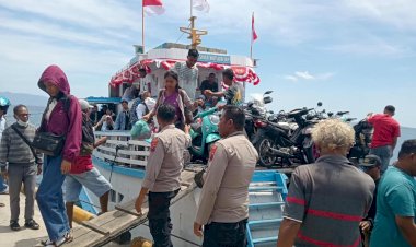 KP3-Laut-Lewoleba-Amankan-Kedatangan-Kapal-Penyeberangan-Lintas-Pulau,-Wujudkan-Keamanan-dan-Kenyamanan-Penumpang.