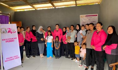 Ketua-Bhayangkari-Cabang-Lembata-Kunjungi-Posyandu-Kemala,-Wujudkan-Kepedulian-terhadap-Kesehatan-Ibu-dan-Anak.