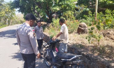 Polsubsektor-Wulandoni-Sambangi-Warga-Lamalera-B,-Ajak-Bersama-Jaga-Kamtibmas.