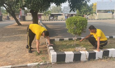 Wujudkan-Lingkungan-Bersih-dan-Nyaman,-Waka-Polres-Lembata-Bersama-Anggota-Laksanakan-Kurvei-Bersama.