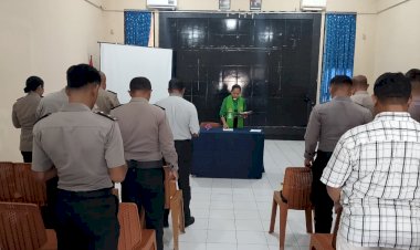 PERKUAT-IMAN-DAN-MORAL,-ANGGOTA-POLRES-LEMBATA-IKUTI-PEMBINAAN-ROHANI-DAN-MENTAL-SEBELUM-BERTUGAS.