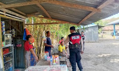 Jaga-Kamtibmas-Tetap-Kondusif,-Sat-Samapta-Polres-Lembata-Patroli-dan-Sambangi-Pedagang-di-Pasar.