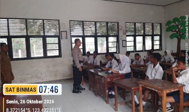 Cegah-Penyalahgunaan-Narkoba-Sejak-Dini,-Kasat-Binmas-Polres-Lembata-Berikan-Edukasi-kepada-Siswa-SMPN-1-Nubatukan.