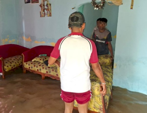 Ditpolairud Polda NTT Turun Tangan Bantu Warga Desa Bolok Bersihkan Rumah Usai Banjir