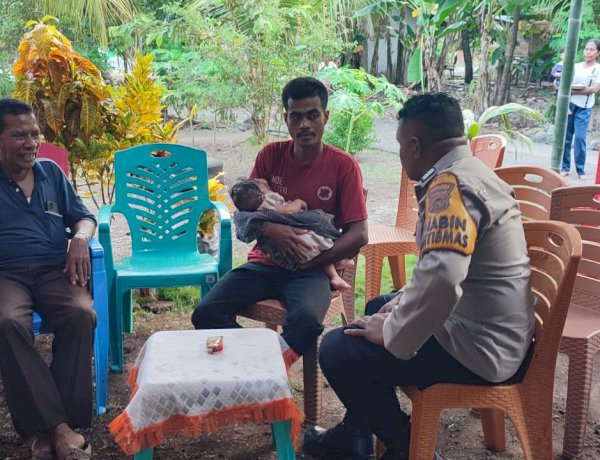 BHABINKAMTIBMAS DESA LUSIDUAWUTUN SAMBANG DAN BERIKAN PESAN-PESAN KAMTIBMAS PADA ACARA SYUKURAN PERMANDIAN DI DESA BINAANYA.
