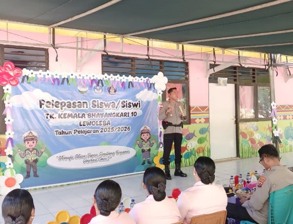 WAKA POLRES LEMBATA HADIRI DAN BERIKAN SAMBUTAN PADA PELEPASAN SISWA TK KEMALA BHAYANGKARI LEWOLEBA.