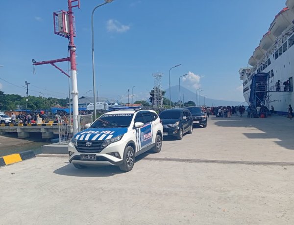 Polres Lembata Jemput dan Kawal Kedatangan Jemaah Haji Asal Kabupaten Lembata di Pelabuhan Laut Lewoleba.