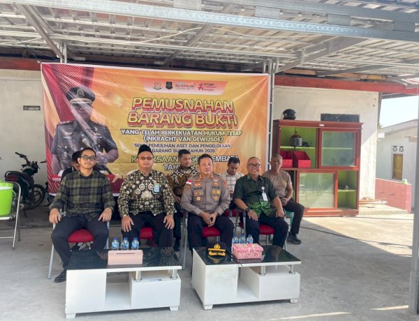 Kapolres Lembata Hadiri Pemusnahan Barang Bukti Hasil Kejahatan di Kejaksaan Negeri Lembata.