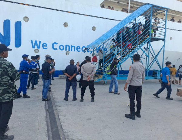 KP3 Polres Lembata Lakukan Pengamanan Kedatangan KM Tidar di Pelabuhan Laut Lewoleba.