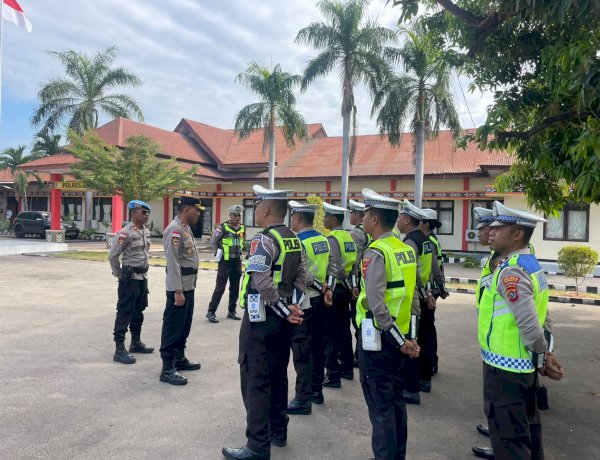 Waka Polres Lembata Berikan Arahan dan Lakukan Pengecekan Personel Satlantas Sebelum Bertugas di Lapangan.