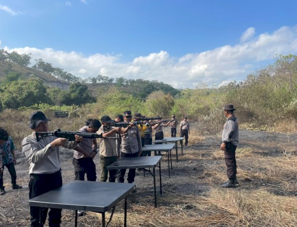 Kapolres Lembata Ajak Wakil Bupati dan Forkopimda Pererat Sinergitas Melalui Latihan Menembak Bersama.